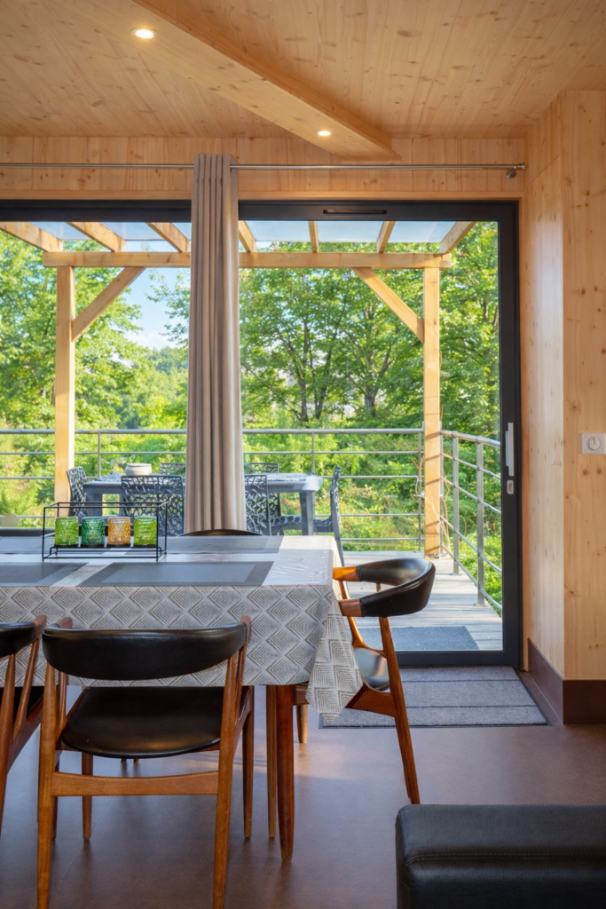 Séjour avec vue sur terrasse
