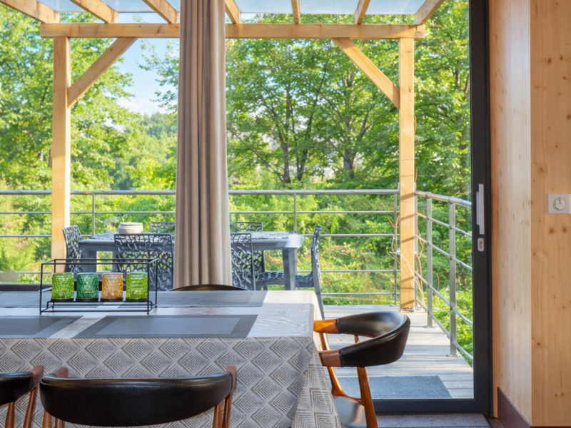 Séjour avec vue sur terrasse