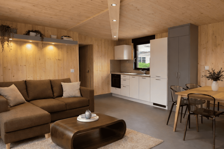 Séjour lumineux et ouvert du chalet Artémis 35m2