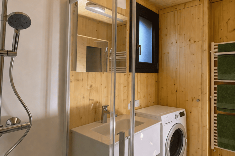 Salle de bain moderne et lumineuse