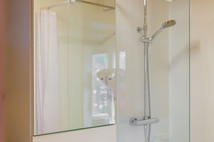Salle d'eau avec douche